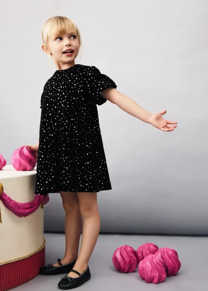 Kurzes Kleid mit Pailletten