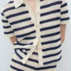 Kurzärmelige gestreifte Strickjacke Kurzärmelige gestreifte Strickjacke