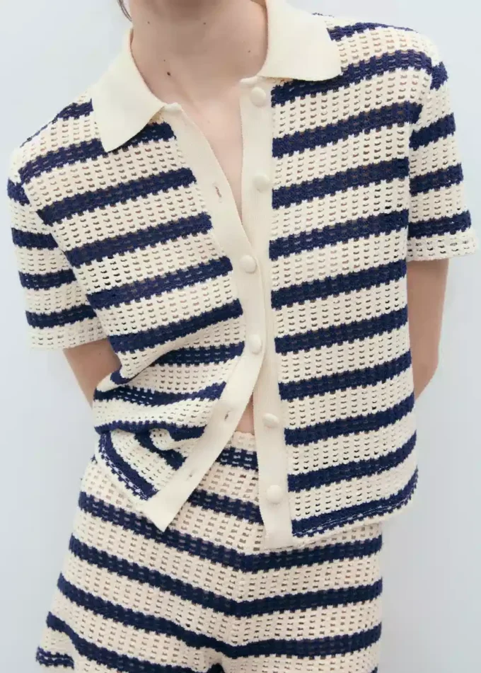 Kurzärmelige gestreifte Strickjacke Kurzärmelige gestreifte Strickjacke