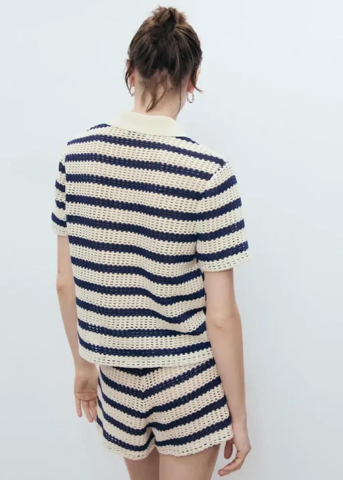 Kurzärmelige gestreifte Strickjacke Kurzärmelige gestreifte Strickjacke