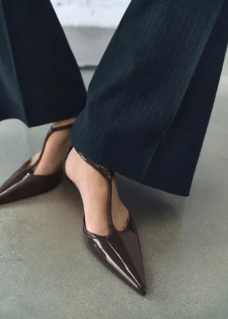 Lackleder-Schuhe mit Kitten-Absatz