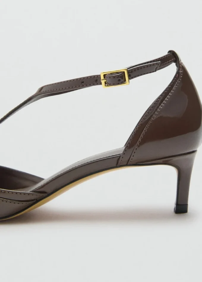 Lackleder-Schuhe mit Kitten-Absatz Lackleder-Schuhe mit Kitten-Absatz