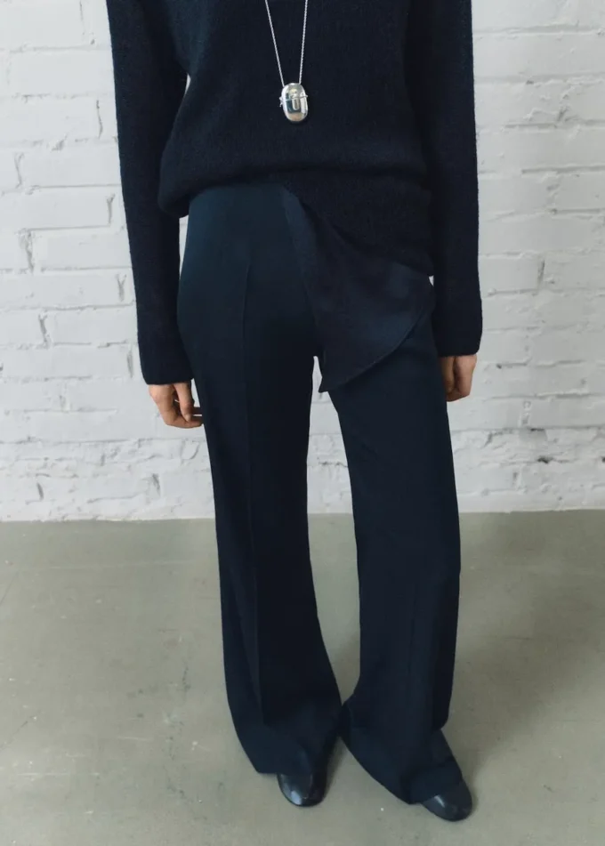 Lange ausgestellte Hose