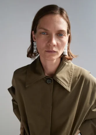 Langer Baumwoll-Trenchcoat mit verdeckten Knöpfen