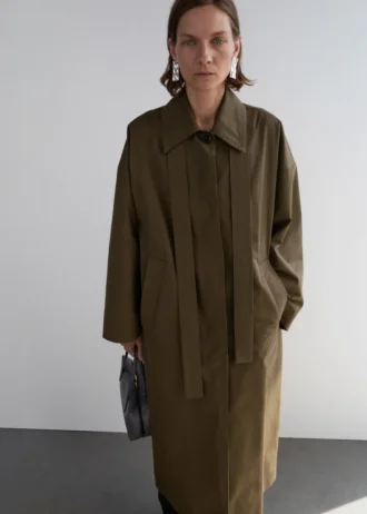 Langer Baumwoll-Trenchcoat mit verdeckten Knöpfen