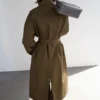Langer Baumwoll-Trenchcoat mit verdeckten Knöpfen