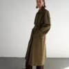 Langer Baumwoll-Trenchcoat mit verdeckten Knöpfen