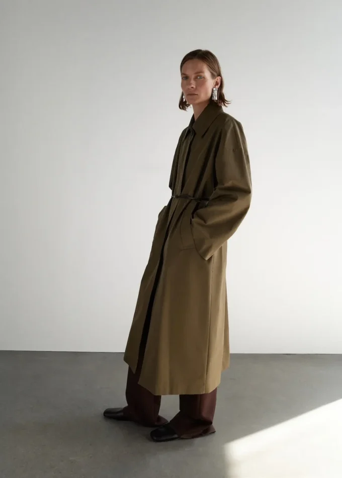 Langer Baumwoll-Trenchcoat mit verdeckten Knöpfen