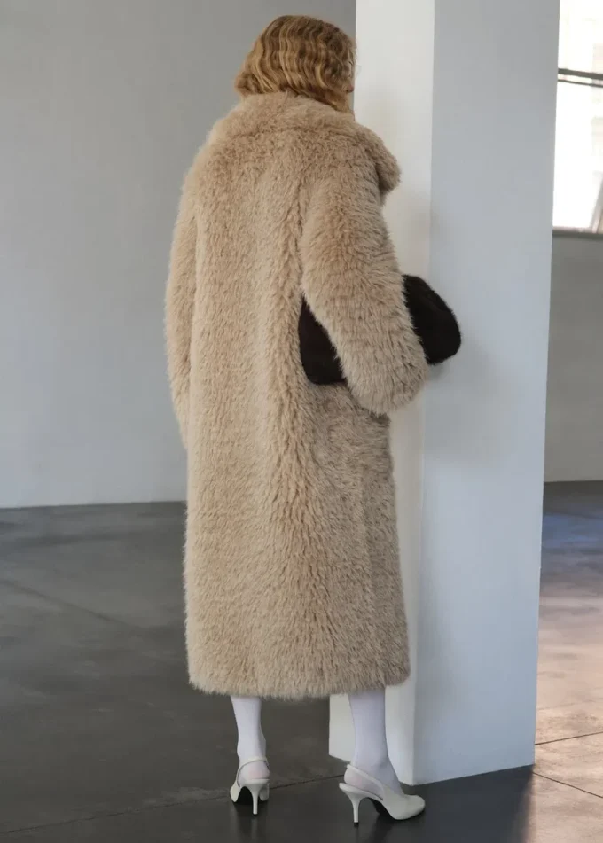 Langer Kunstpelzmantel