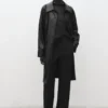 Langer Trenchcoat aus Kunstleder mit Gürtel