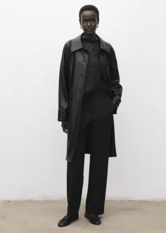 Langer Trenchcoat aus Kunstleder mit Gürtel