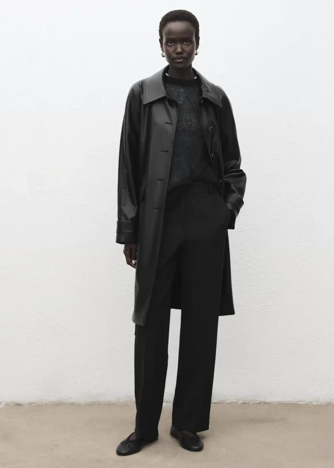 Langer Trenchcoat aus Kunstleder mit Gürtel