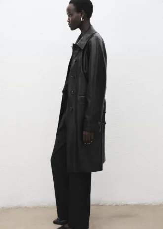 Langer Trenchcoat aus Kunstleder mit Gürtel