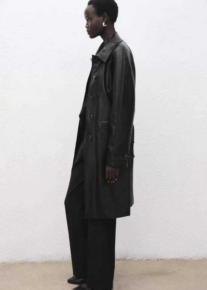 Langer Trenchcoat aus Kunstleder mit Gürtel