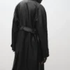 Langer Trenchcoat aus Kunstleder mit Gürtel