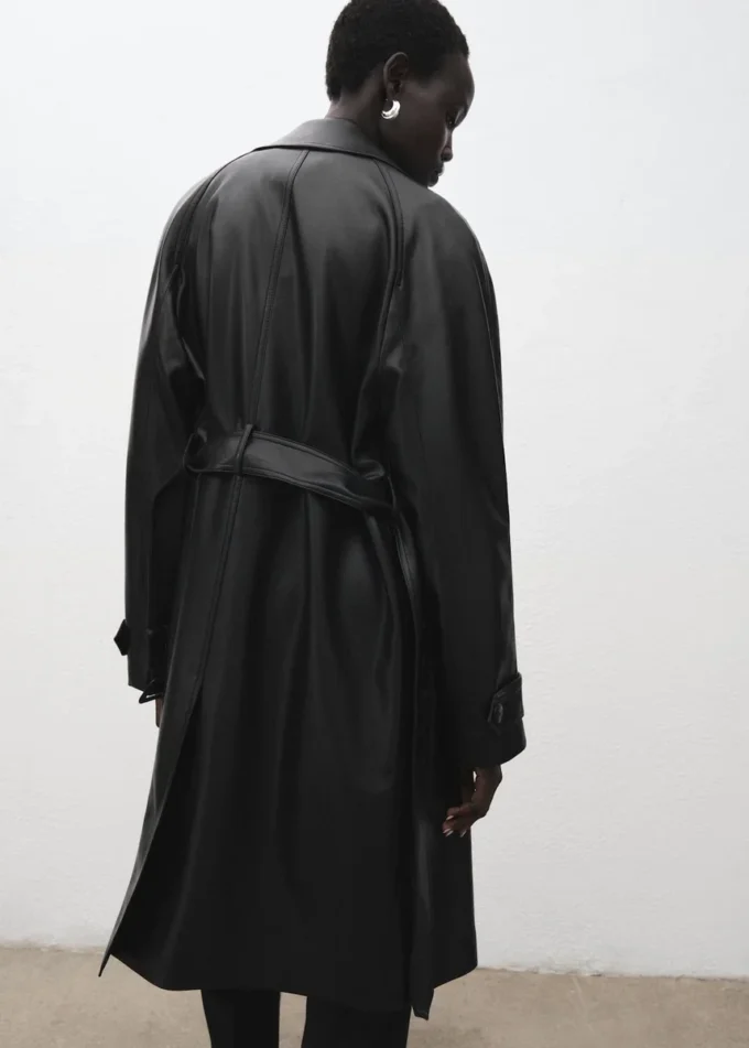 Langer Trenchcoat aus Kunstleder mit Gürtel