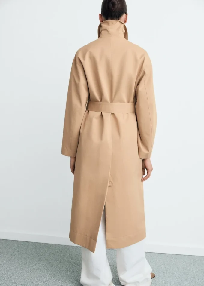 Langer Trenchcoat mit Gürtel