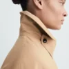 Langer Trenchcoat mit Gürtel