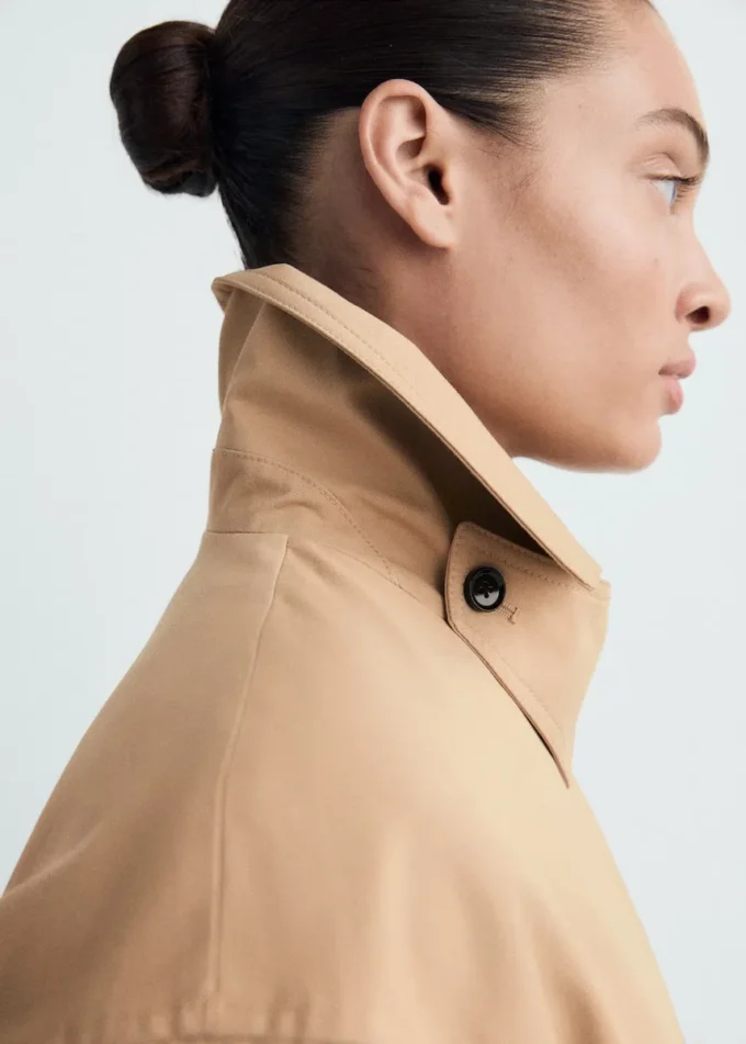 Langer Trenchcoat mit Gürtel