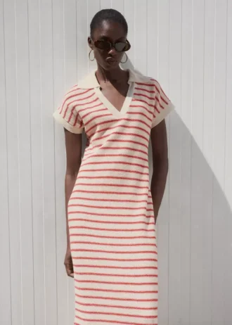 Langes gestreiftes Strickkleid