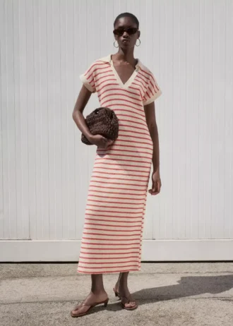 Langes gestreiftes Strickkleid