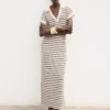 Langes gestreiftes Strickkleid Langes gestreiftes Strickkleid