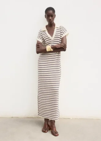 Langes gestreiftes Strickkleid