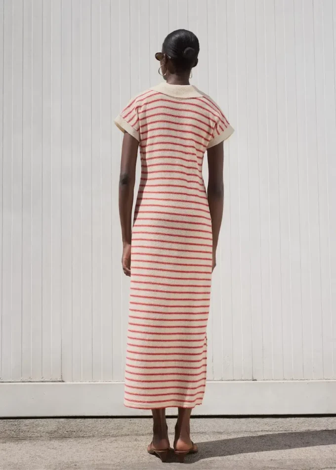 Langes gestreiftes Strickkleid Langes gestreiftes Strickkleid