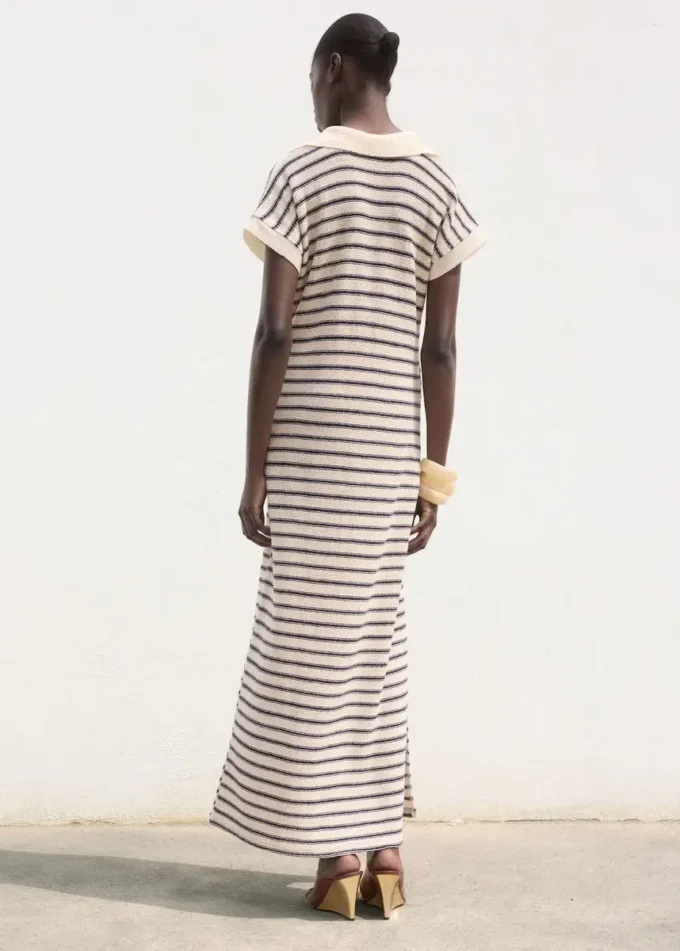 Langes gestreiftes Strickkleid Langes gestreiftes Strickkleid