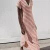 Langes gestreiftes Strickkleid Langes gestreiftes Strickkleid