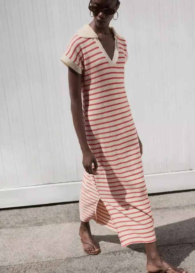 Langes gestreiftes Strickkleid Langes gestreiftes Strickkleid