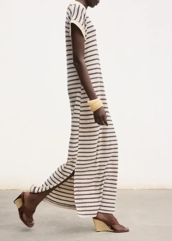 Langes gestreiftes Strickkleid Langes gestreiftes Strickkleid