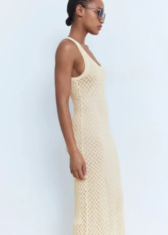 Langes Kleid aus Häkelstoff