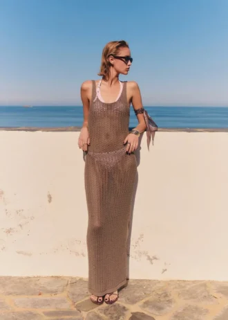 Langes Kleid aus Häkelstoff