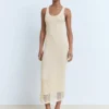 Langes Kleid aus Häkelstoff Langes Kleid aus Häkelstoff