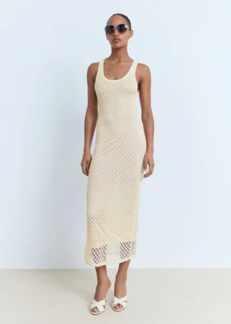 Langes Kleid aus Häkelstoff