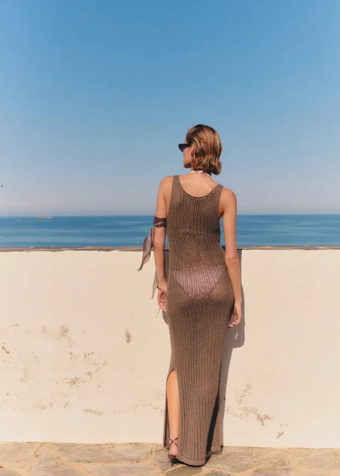 Langes Kleid aus Häkelstoff Langes Kleid aus Häkelstoff