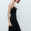Langes Kleid mit Schleifenausschnitt Langes Kleid mit Schleifenausschnitt