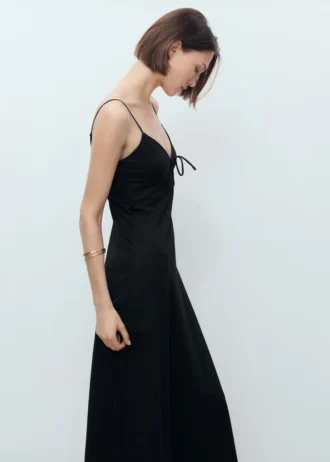 Langes Kleid mit Schleifenausschnitt