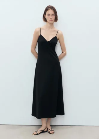 Langes Kleid mit Schleifenausschnitt