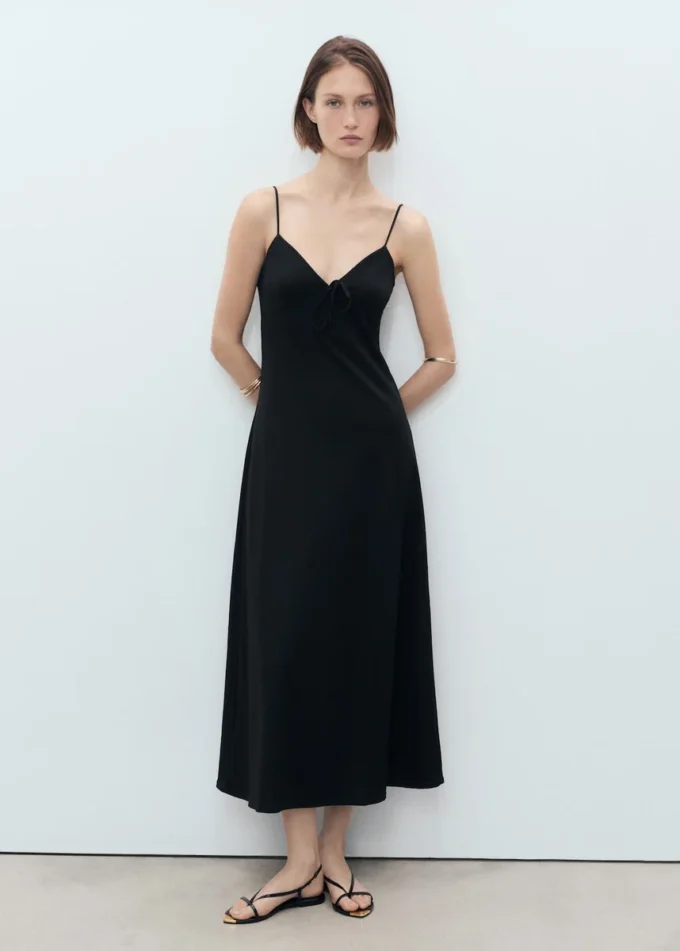 Langes Kleid mit Schleifenausschnitt Langes Kleid mit Schleifenausschnitt