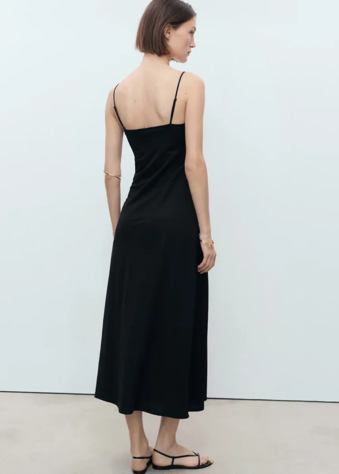 Langes Kleid mit Schleifenausschnitt Langes Kleid mit Schleifenausschnitt