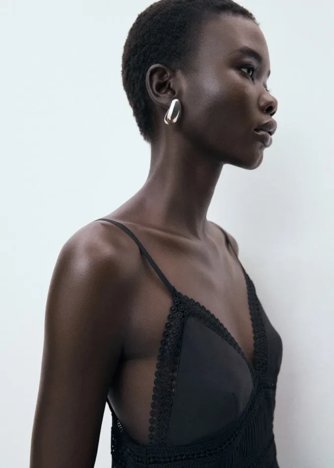Langes Kleid mit Spitzendetails Langes Kleid mit Spitzendetails