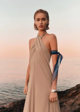 Langes Neckholder-Wickelkleid