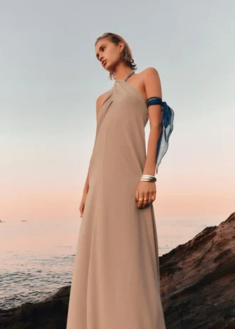 Langes Neckholder-Wickelkleid