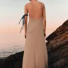 Langes Neckholder-Wickelkleid Langes Neckholder-Wickelkleid
