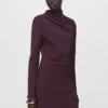 Langärmeliges Kleid mit drapiertem Ausschnitt Langärmeliges Kleid mit drapiertem Ausschnitt