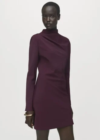 Langärmeliges Kleid mit drapiertem Ausschnitt