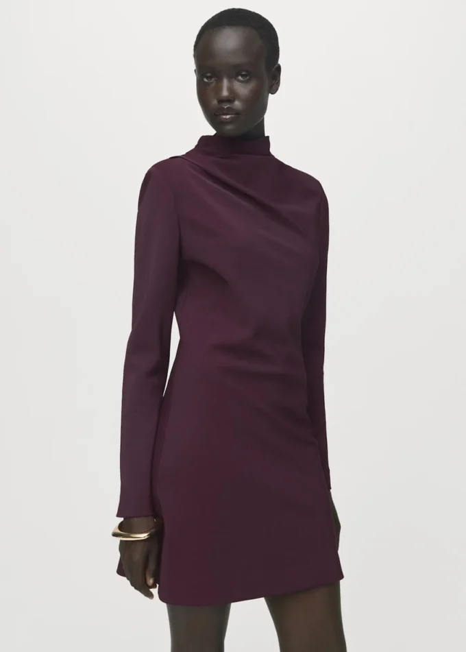 Langärmeliges Kleid mit drapiertem Ausschnitt Langärmeliges Kleid mit drapiertem Ausschnitt