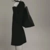 Langärmeliges Kleid mit drapiertem Ausschnitt Langärmeliges Kleid mit drapiertem Ausschnitt